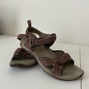 Vibram women’s sandals — size 8‎